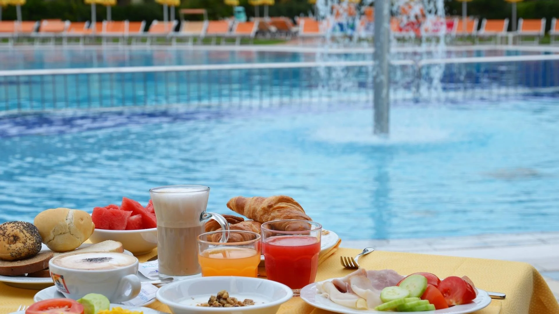 Colazione a bordo piscina