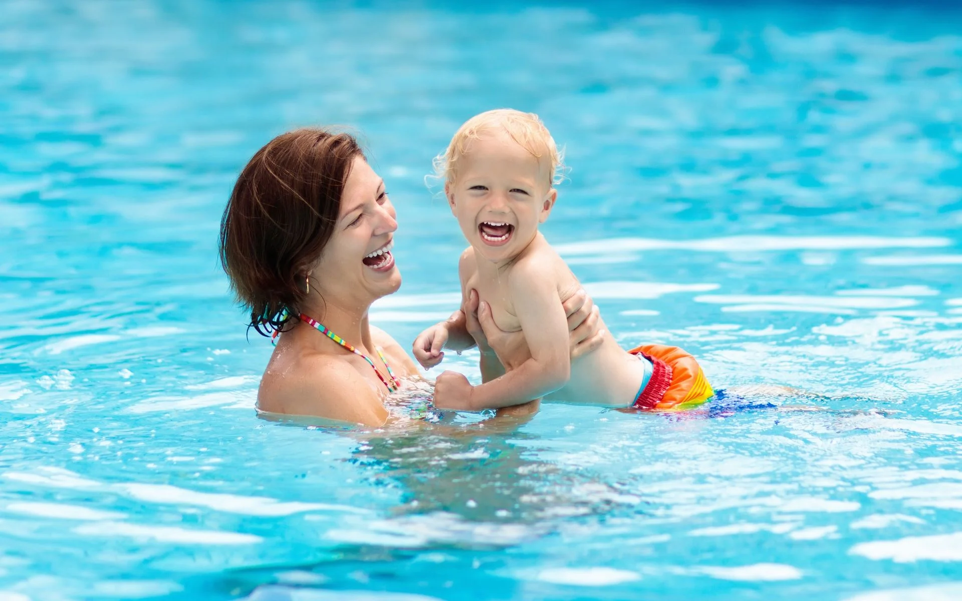 Mamma con bimbo in piscina